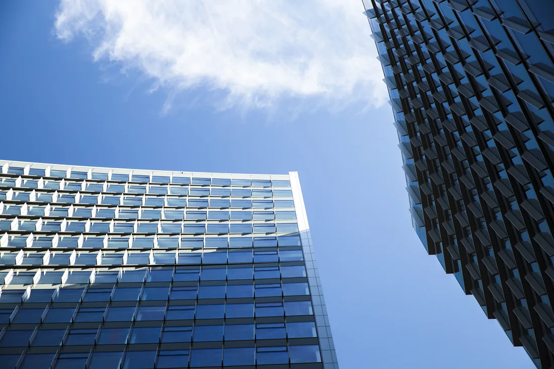 Edifícios corporativos vistos de baixo, transmitindo solidez e governança